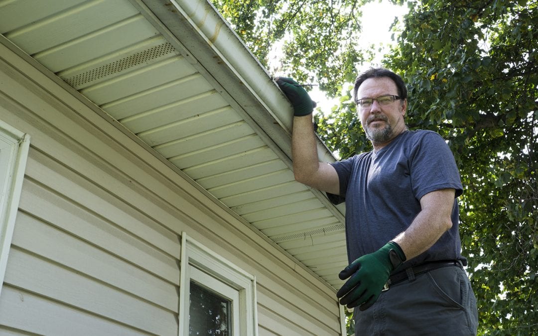 5 Tips for Cleaning Gutters